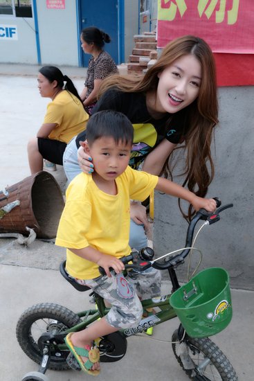 �ﾴ��Я�ƿ�����ǰ���Ű�«ɽ ̽������С����