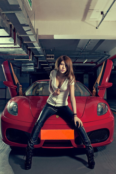 美女驾驭激情法拉利