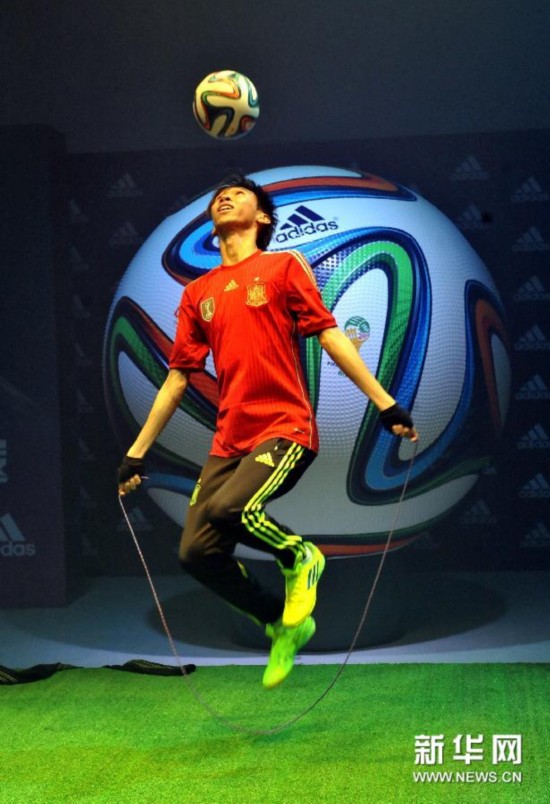 2014巴西世界杯官方用球“布