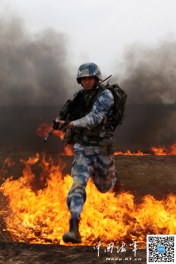 我海军陆战队训练场一片火海